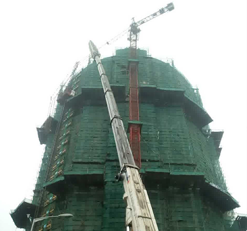 和顺吊车在工地上作业